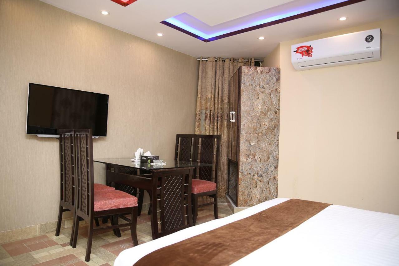 Premier Inn Gulberg Lahore Exterior foto